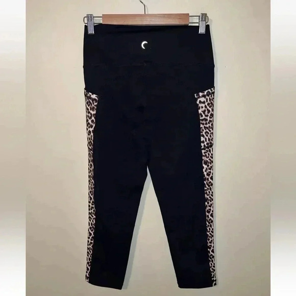 ZYIA Active Capri Leggings Leopard Pocket Hi-rise Size 6-8 - Picture 2 of 4
